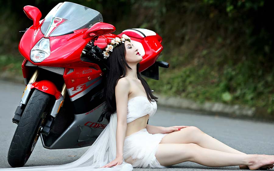 Beautiful girls and motorcycles in Huainan