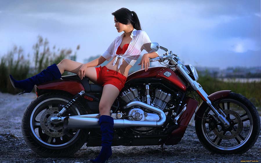 Beautiful girls and motorcycles in Huainan