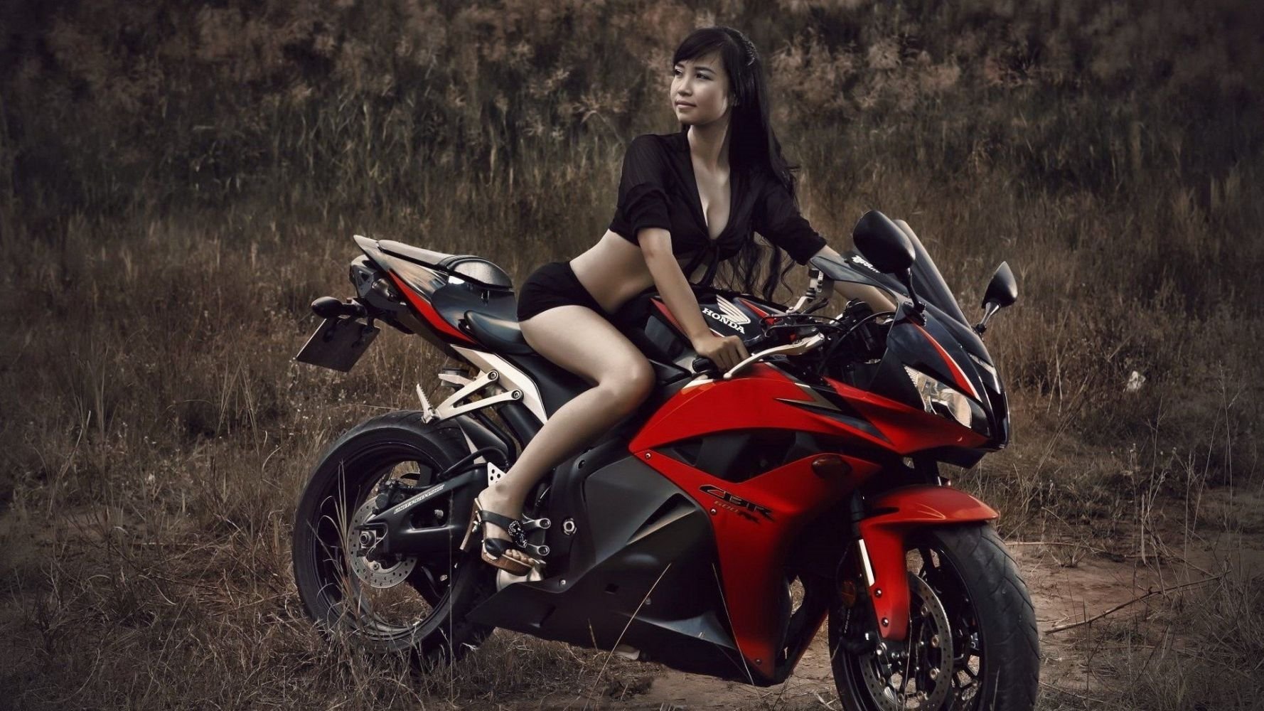 Fitness girls and bikes in Huainan