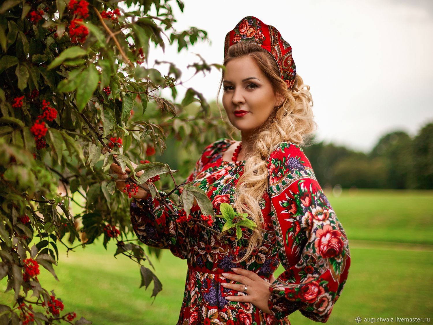 Women in Slavic costumes in Huainan