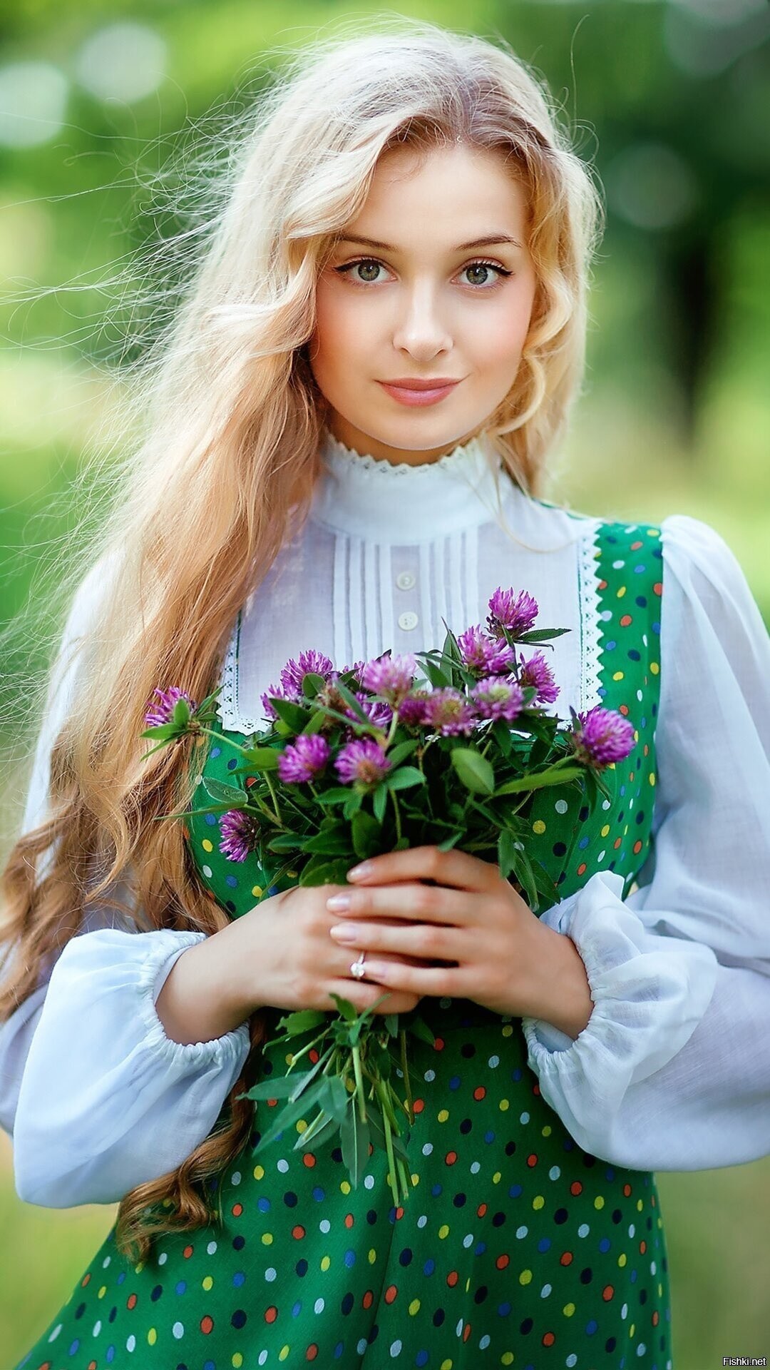 Girls in Slavic costumes in Huainan